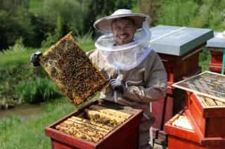 Portrait von Matthias am Bienenstand