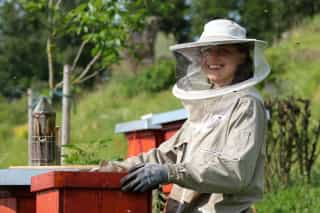 Portrait von Romi am Bienenstand